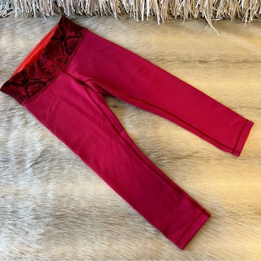 LULULEMON Wunder Under Crop III Red Reversible Black Snake Print Orange Flip
